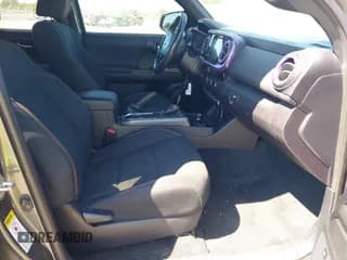 ✅ 2017 Toyota Tacoma SR5 • VIN: 5TFAZ5CNXHX048431 • Lot: 43387409. Wystawiony na IAAI z przebiegiem 179 947 mil. Bezpłatny archiwum sprzedaży aukcyjnych z USA i szczegółowy raport historii pojazdu na DreamBid. Zdjęcie 5.