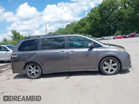 ✅ 2014 Toyota Sienna SE • VIN: 5TDXK3DC8ES443113 • Lot: 42735795. Wystawiony na IAAI z przebiegiem 235 269 mil. Bezpłatny archiwum sprzedaży aukcyjnych z USA i szczegółowy raport historii pojazdu na DreamBid. Zdjęcie 14.