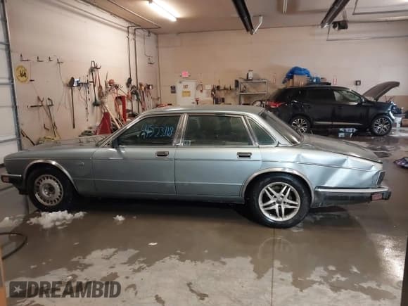 ✅ 1992 Jaguar XJ • VIN: SAJKY1745NC649347 • Lot: 41523718. Listed on IAAI with 159,926 mi. Free auction sales archive from the USA and detailed vehicle history report at DreamBid. Image 14.