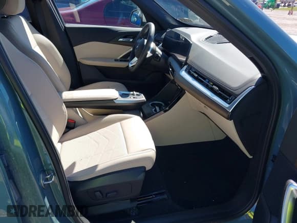 ✅ 2024 BMW X1 xDrive28i • VIN: WBX73EF05R5Y42670 • Lot: 43404248. Wystawiony na IAAI z przebiegiem 12 731 mil. Bezpłatny archiwum sprzedaży aukcyjnych z USA i szczegółowy raport historii pojazdu na DreamBid. Zdjęcie 5.