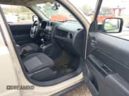 ✅ 2017 Jeep Patriot Sport • VIN: 1C4NJPBA4HD130577 • Lot: 43302770. Wystawiony na IAAI z przebiegiem 71 632 mil. Bezpłatny archiwum sprzedaży aukcyjnych z USA i szczegółowy raport historii pojazdu na DreamBid. Zdjęcie 5.