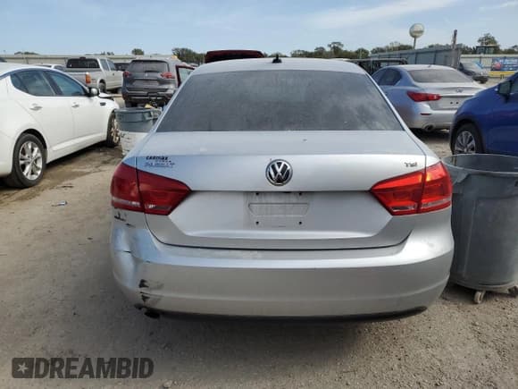 ✅ 2015 Volkswagen Passat S • VIN: 1VWAS7A33FC091611 • Lot: 82524185. Wystawiony na Copart z przebiegiem 139 579 mil. Bezpłatny archiwum sprzedaży aukcyjnych z USA i szczegółowy raport historii pojazdu na DreamBid. Zdjęcie 6.