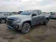 2021 Chevrolet Colorado 4WD Z71 z VIN 1GCHTDEN8M1244758, wystawiony jako Copart lot #59728985 z przebiegiem 62 020 mil mil oraz Szkoda całkowita • Salvage title. Historia ofert i sprzedaży dostępna na DreamBid. Obrazek 1.