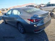 ✅ 2021 Lexus ES 300h • VIN: 58ADA1C10MU002195 • Lot: 43689036. Wystawiony na IAAI z przebiegiem 67 835 mil. Bezpłatny archiwum sprzedaży aukcyjnych z USA i szczegółowy raport historii pojazdu na DreamBid. Zdjęcie 13.