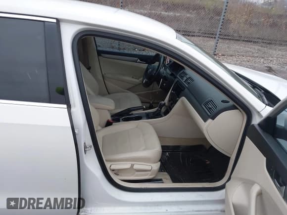 ✅ 2015 Volkswagen Passat SE • VIN: 1VWBT7A31FC094430 • Lot: 43757096. Wystawiony na IAAI z przebiegiem 122 679 mil. Bezpłatny archiwum sprzedaży aukcyjnych z USA i szczegółowy raport historii pojazdu na DreamBid. Zdjęcie 5.