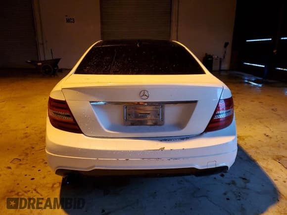 ✅ 2015 Mercedes-Benz C 250 • VIN: WDDGJ4HB2FG369358 • Lot: 82510295. Wystawiony na Copart z przebiegiem 140 920 mil. Bezpłatny archiwum sprzedaży aukcyjnych z USA i szczegółowy raport historii pojazdu na DreamBid. Zdjęcie 6.