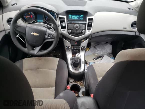 2015 Chevrolet Cruze LS z VIN 1G1PB5SG0F7141448, wystawiony jako Copart lot #58887295 z przebiegiem 109 686 mil mil oraz Szkoda całkowita • Salvage title. Historia ofert i sprzedaży dostępna na DreamBid. Obrazek 8.