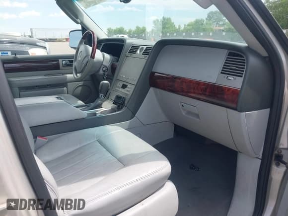 ✅ 2004 Lincoln Navigator Luxury • VIN: 5LMFU28R14LJ11232 • Lot: 42626099. Wystawiony na IAAI z przebiegiem 147 734 mil. Bezpłatny archiwum sprzedaży aukcyjnych z USA i szczegółowy raport historii pojazdu na DreamBid. Zdjęcie 5.