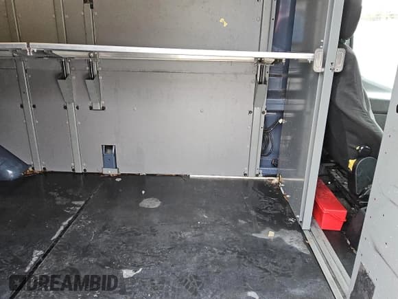 ✅ 2020 Ford Transit Cargo • VIN: 1FTBR3X84LKA87552 • Lot: 78698114. Wystawiony na Copart z przebiegiem 68 677 mil. Bezpłatny archiwum sprzedaży aukcyjnych z USA i szczegółowy raport historii pojazdu na DreamBid. Zdjęcie 10.