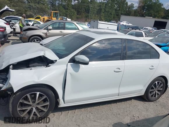 ✅ 2017 Volkswagen Jetta SE • VIN: 3VWDB7AJ2HM241592 • Lot: 43171334. Wystawiony na IAAI z przebiegiem 108 360 mil. Bezpłatny archiwum sprzedaży aukcyjnych z USA i szczegółowy raport historii pojazdu na DreamBid. Zdjęcie 14.