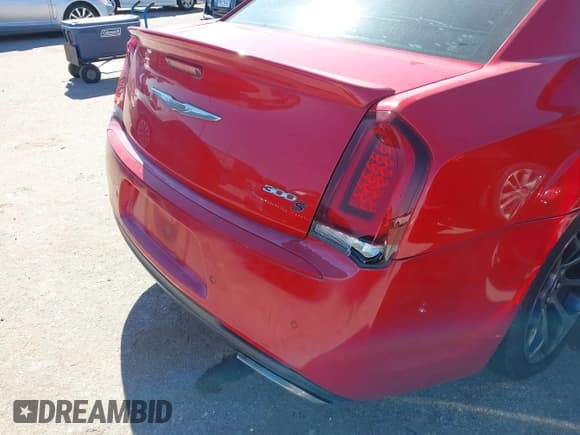 ✅ 2016 Chrysler 300 S • VIN: 2C3CCABT7GH233918 • Lot: 43642956. Wystawiony na IAAI z przebiegiem 141 233 mil. Bezpłatny archiwum sprzedaży aukcyjnych z USA i szczegółowy raport historii pojazdu na DreamBid. Zdjęcie 6.