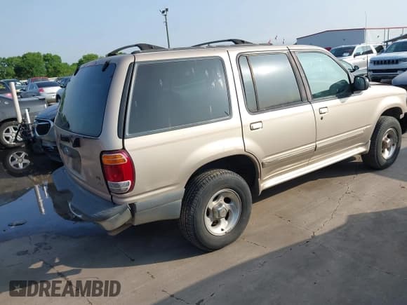 ✅ 1998 Ford Explorer XL • VIN: 1FMZU32X7WZB30073 • Lot: 41919001. Listed on IAAI with 316,172 mi. Free auction sales archive from the USA and detailed vehicle history report at DreamBid. Image 4.