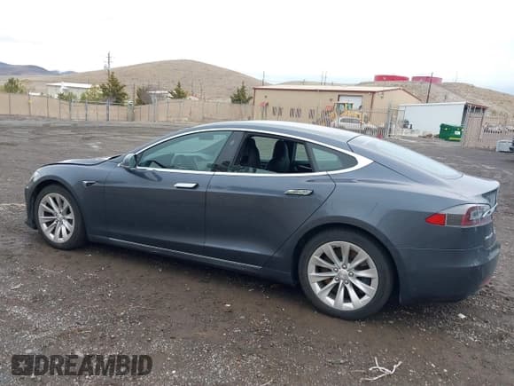 ✅ 2019 Tesla Model S 75D • VIN: 5YJSA1E25KF303883 • Lot: 41573912. Listed on IAAI with 54,429 mi. Free auction sales archive from the USA and detailed vehicle history report at DreamBid. Image 13.