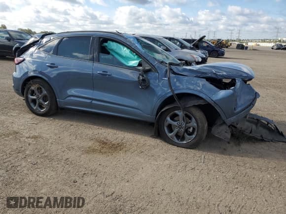 ✅ 2023 Ford Escape ST-Line • VIN: 1FMCU9MN6PUA61556 • Lot: 71551965. Wystawiony na Copart z przebiegiem Nie podano. Bezpłatny archiwum sprzedaży aukcyjnych z USA i szczegółowy raport historii pojazdu na DreamBid. Zdjęcie 4.