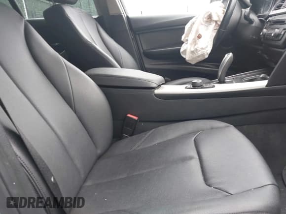 ✅ 2015 BMW 3 Series 320i xDrive • VIN: WBA3C3G55FNS73435 • Lot: 42133912. Wystawiony na IAAI z przebiegiem 111 663 mil. Bezpłatny archiwum sprzedaży aukcyjnych z USA i szczegółowy raport historii pojazdu na DreamBid. Zdjęcie 5.