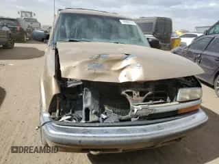 1999 Chevrolet Blazer LS z VIN 1GNDT13W5X2233425, wystawiony jako Copart lot #76566314 z przebiegiem 220 592 mil mil oraz Szkoda całkowita • Salvage title. Historia ofert i sprzedaży dostępna na DreamBid. Obrazek 5.