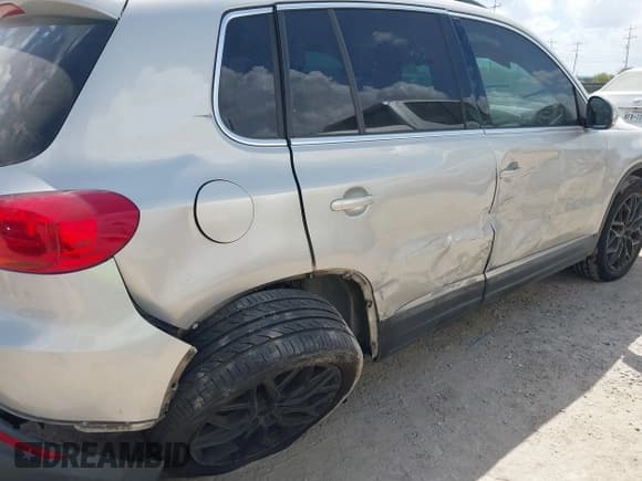 ✅ 2012 Volkswagen Tiguan S • VIN: WVGBV7AX6CW585386 • Lot: 43267607. Listed on IAAI with 91,618 mi. Free auction sales archive from the USA and detailed vehicle history report at DreamBid. Image 6.