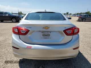 2018 Chevrolet Cruze LT z VIN 1G1BE5SM9J7195377, wystawiony jako Copart lot #66462935 z przebiegiem 136 877 mil mil oraz Szkoda całkowita • Salvage title. Historia ofert i sprzedaży dostępna na DreamBid. Obrazek 6.