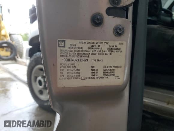 ✅ 2005 Chevrolet Silverado 2500HD Work Truck • VIN: 1GCHK24U65E335229 • Lot: 69872675. Wystawiony na Copart z przebiegiem 141 227 mil. Bezpłatny archiwum sprzedaży aukcyjnych z USA i szczegółowy raport historii pojazdu na DreamBid. Zdjęcie 12.