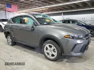 2024 Dodge Hornet GT Plus z VIN ZACNDFBN7R3A12165, wystawiony jako Copart lot #49233215 z przebiegiem Nie podano mil oraz Szkoda całkowita • Salvage title. Historia ofert i sprzedaży dostępna na DreamBid. Obrazek 4.