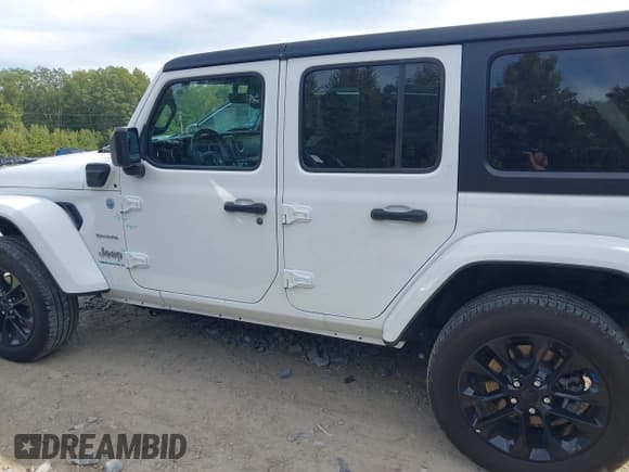 ✅ 2023 Jeep Wrangler Sahara • VIN: 1C4JJXP68PW696246 • Lot: 43210023. Listed on IAAI with 41,232 mi. Free auction sales archive from the USA and detailed vehicle history report at DreamBid. Image 14.