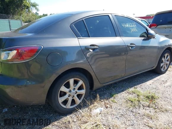 ✅ 2011 Mazda 3 i Touring • VIN: JM1BL1VG0B1399534 • Lot: 43182222. Wystawiony na IAAI z przebiegiem 222 581 mil. Bezpłatny archiwum sprzedaży aukcyjnych z USA i szczegółowy raport historii pojazdu na DreamBid. Zdjęcie 13.