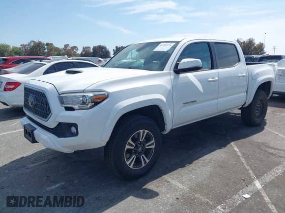 ✅ 2018 Toyota Tacoma SR5 • VIN: 3TMAZ5CN7JM063352 • Lot: 42289276. Listed on IAAI with 84,360 mi. Free auction sales archive from the USA and detailed vehicle history report at DreamBid. Image 2.