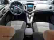 2014 Chevrolet Cruze LS z VIN 1G1PA5SG3E7205435, wystawiony jako Copart lot #91426375 z przebiegiem 123 215 mil mil oraz Czysty tytuł • Clean title. Historia ofert i sprzedaży dostępna na DreamBid. Obrazek 8.