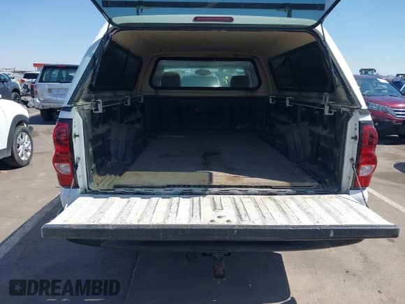 2004 Chevrolet Silverado 1500 Work Truck z VIN 1GCEC14V94Z244840, wystawiony jako IAAI lot #42571641 z przebiegiem 297 091 mil mil oraz . Historia ofert i sprzedaży dostępna na DreamBid. Obrazek 8.