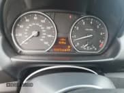 ✅ 2013 BMW 1 Series 128i • VIN: WBAUP7C55DVP25757 • Lot: 84237605. Wystawiony na Copart z przebiegiem 103 475 mil. Bezpłatny archiwum sprzedaży aukcyjnych z USA i szczegółowy raport historii pojazdu na DreamBid. Zdjęcie 9.