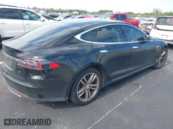 ✅ 2013 Tesla Model S • VIN: 5YJSA1CG3DFP25958 • Lot: 42847982. Listed on IAAI with 49,456 mi. Free auction sales archive from the USA and detailed vehicle history report at DreamBid. Image 4.