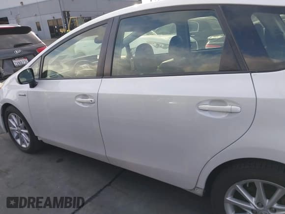 ✅ 2014 Toyota Prius Two • VIN: JTDZN3EU8E3341058 • Лот: 43725999. Опубликован ранее на IAAI с пробегом 123 539 миль. Бесплатный доступ к архиву аукционных продаж из США и подробный отчёт об истории автомобиля на DreamBid. Изображение 15.