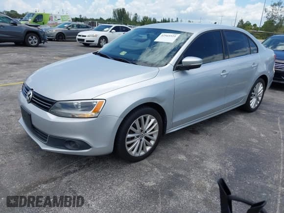 ✅ 2011 Volkswagen Jetta SEL • VIN: 3VWLX7AJ1BM352557 • Лот: 42569321. Опубликован ранее на IAAI с пробегом 130 321 миль. Бесплатный доступ к архиву аукционных продаж из США и подробный отчёт об истории автомобиля на DreamBid. Изображение 2.
