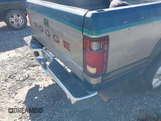 1993 Dodge Dakota S z VIN 1B7FL26X8PS234273, wystawiony jako IAAI lot #41874966 z przebiegiem 195 048 mil mil oraz . Historia ofert i sprzedaży dostępna na DreamBid. Obrazek 6.