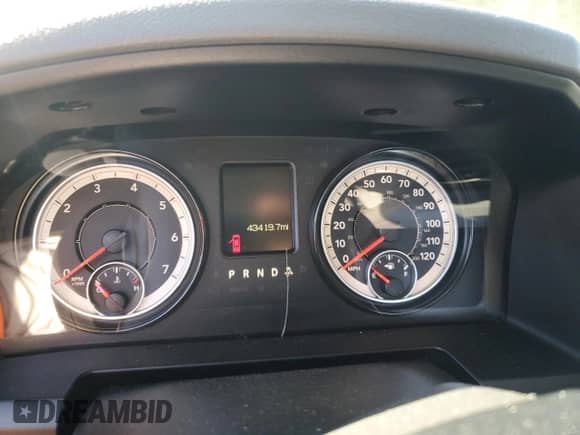 2018 Ram 1500 Tradesman z VIN 1C6RR6FG0JS325166, wystawiony jako Copart lot #82773085 z przebiegiem 43 419 mil mil oraz Szkoda całkowita • Salvage title. Historia ofert i sprzedaży dostępna na DreamBid. Obrazek 9.