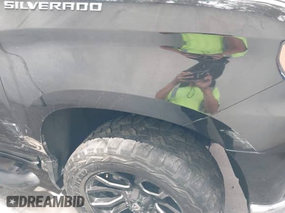 2022 Chevrolet Silverado 1500 LT z VIN 1GCPWCEDXNZ201109, wystawiony jako IAAI lot #42783919 z przebiegiem 46 769 mil mil oraz . Historia ofert i sprzedaży dostępna na DreamBid. Obrazek 18.