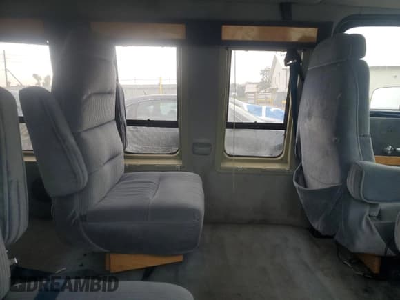 ✅ 1989 Chevrolet Chevy Van • VIN: 2GBEG25H9K4157306 • Lot: 82487555. Wystawiony na Copart z przebiegiem Nie podano. Bezpłatny archiwum sprzedaży aukcyjnych z USA i szczegółowy raport historii pojazdu na DreamBid. Zdjęcie 11.