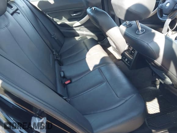 ✅ 2014 BMW 3 Series 320i xDrive • VIN: WBA3C3C52EP662543 • Lot: 43549963. Wystawiony na IAAI z przebiegiem 158 244 mil. Bezpłatny archiwum sprzedaży aukcyjnych z USA i szczegółowy raport historii pojazdu na DreamBid. Zdjęcie 8.