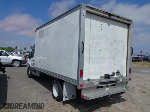 ✅ 2018 Ford Transit • VIN: 1FDBF8ZM2JKA80656 • Lot: 42393012. Wystawiony na IAAI z przebiegiem 132 570 mil. Bezpłatny archiwum sprzedaży aukcyjnych z USA i szczegółowy raport historii pojazdu na DreamBid. Zdjęcie 3.