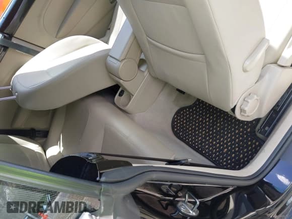 ✅ 2014 Volkswagen Beetle 2.5L w/Sound/Nav • VIN: 3VW5P7AT3EM803079 • Lot: 42025851. Wystawiony na IAAI z przebiegiem 101 028 mil. Bezpłatny archiwum sprzedaży aukcyjnych z USA i szczegółowy raport historii pojazdu na DreamBid. Zdjęcie 8.