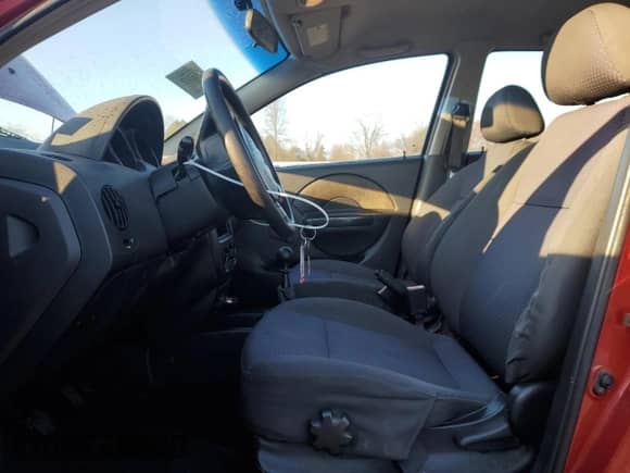 2006 Chevrolet Aveo LS с VIN KL1TD66606B653075, выставлен на аукционе Copart как лот 82366824 с пробегом 124 689 миль миль и Списание • Salvage title. История ставок и продаж доступна на DreamBid. Изображение 7.