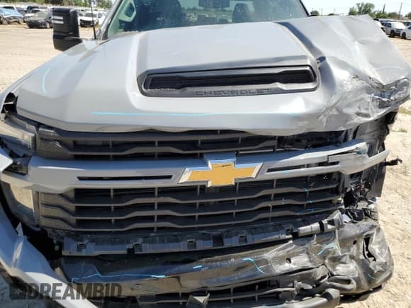 ✅ 2025 Chevrolet Silverado 2500HD Custom • VIN: 2GC4KME7XS1122705 • Lot: 56422895. Wystawiony na Copart z przebiegiem 7 276 mil. Bezpłatny archiwum sprzedaży aukcyjnych z USA i szczegółowy raport historii pojazdu na DreamBid. Zdjęcie 11.