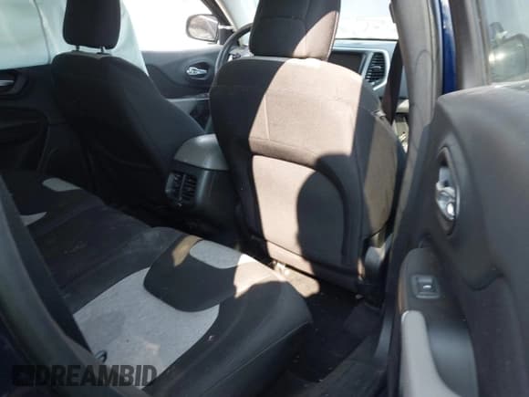 ✅ 2014 Jeep Cherokee Latitude • VIN: 1C4PJMCS1EW197328 • Lot: 42917318. Wystawiony na IAAI z przebiegiem 150 218 mil. Bezpłatny archiwum sprzedaży aukcyjnych z USA i szczegółowy raport historii pojazdu na DreamBid. Zdjęcie 8.