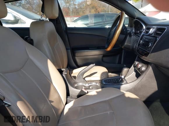 ✅ 2014 Chrysler 200 LX • VIN: 1C3CCBAB4EN143189 • Lot: 43635991. Listed on IAAI with 164,598 mi. Free auction sales archive from the USA and detailed vehicle history report at DreamBid. Image 5.