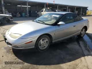 2002 Saturn SC z VIN 1G8ZY12712Z186012, wystawiony jako Copart lot #68756684 z przebiegiem 140 205 mil mil oraz Czysty tytuł • Clean title. Historia ofert i sprzedaży dostępna na DreamBid. Obrazek 1.