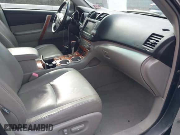 ✅ 2010 Toyota Highlander Limited • VIN: JTEDK3EH2A2156022 • Lot: 41683741. Listed on IAAI with 165,099 mi. Free auction sales archive from the USA and detailed vehicle history report at DreamBid. Image 5.