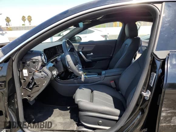 2025 Mercedes-Benz CLA 250 с VIN W1K5J4GBXSN522678, выставлен на аукционе Copart как лот 71124305 с пробегом 1 350 миль миль и Списание • Salvage title. История ставок и продаж доступна на DreamBid. Изображение 7.