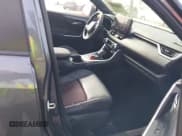 ✅ 2023 Toyota RAV4 XSE • VIN: JTMEB3FV7PD148587 • Lot: 43608035. Wystawiony na IAAI z przebiegiem 58 064 mil. Bezpłatny archiwum sprzedaży aukcyjnych z USA i szczegółowy raport historii pojazdu na DreamBid. Zdjęcie 5.