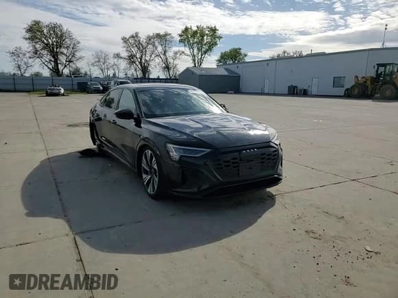 ✅ 2024 Audi Q8 e-tron S line Prestige • VIN: WA1DAAGE7RB038858 • Лот: 49741075. Опубликован ранее на Copart с пробегом 13 113 миль. Бесплатный доступ к архиву аукционных продаж из США и подробный отчёт об истории автомобиля на DreamBid. Изображение 11.