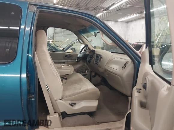 ✅ 2000 Ford F-150 XL • VIN: 1FTRX18L0YNA33201 • Lot: 43077858. Wystawiony na IAAI z przebiegiem Nie podano. Bezpłatny archiwum sprzedaży aukcyjnych z USA i szczegółowy raport historii pojazdu na DreamBid. Zdjęcie 5.